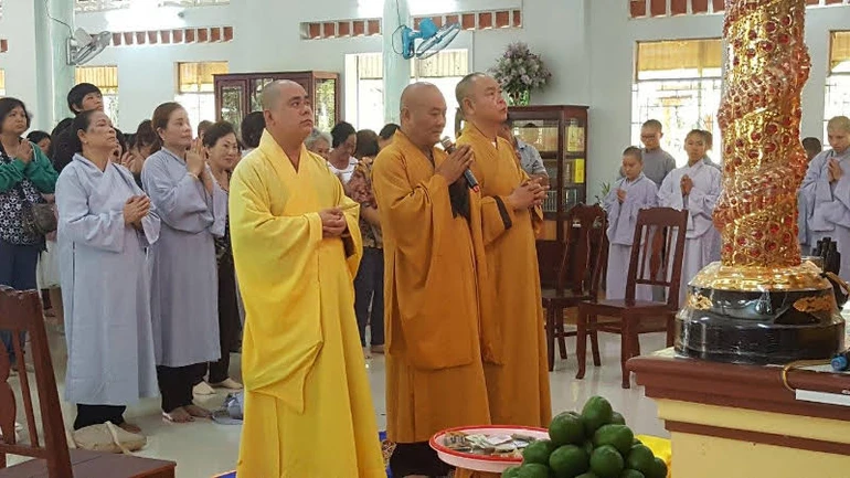 Đại diện Ban TTXH báo Giác Ngộ cúng dường trường hạ (2017)